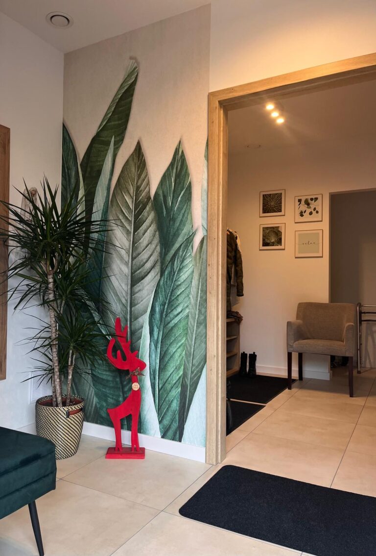 Korytarz z roślinami i tapetą w liście – Seniorlandia dom opieki estetyczna przestrzeń wspólna