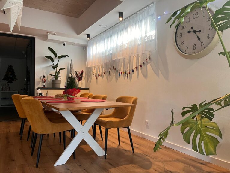 Jadalnia z drewnianym stołem i wygodnymi krzesłami – Seniorlandia dom opieki wspólne posiłki mieszkańców