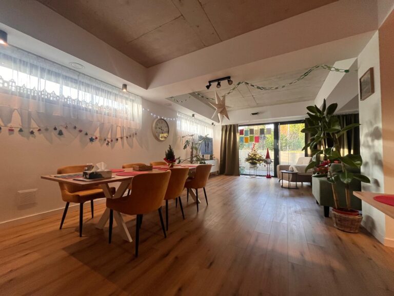 Jasna sala jadalna z dużymi oknami – Seniorlandia dom opieki przestrzeń do spotkań i integracji