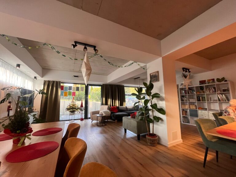 Duży salon z kanapami i dekoracjami – Seniorlandia dom opieki domowa atmosfera