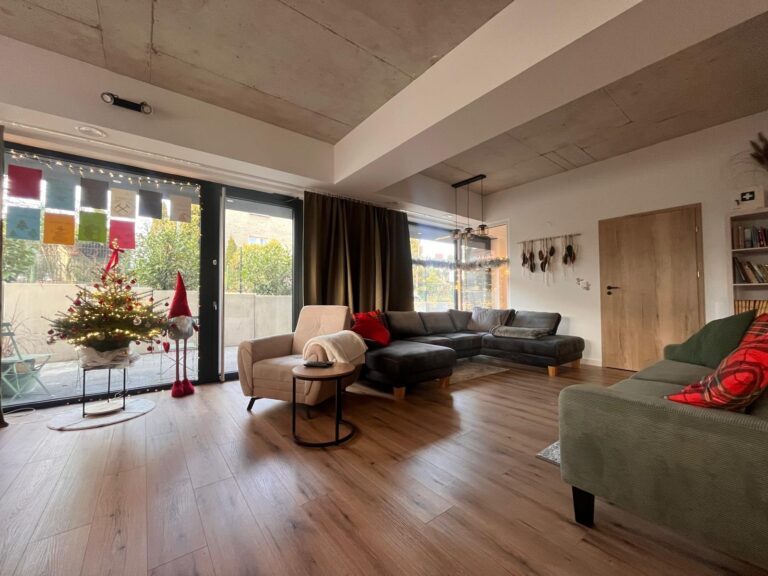 Pokój wypoczynkowy z widokiem na ogród – Seniorlandia dom opieki miejsce relaksu dla seniorów