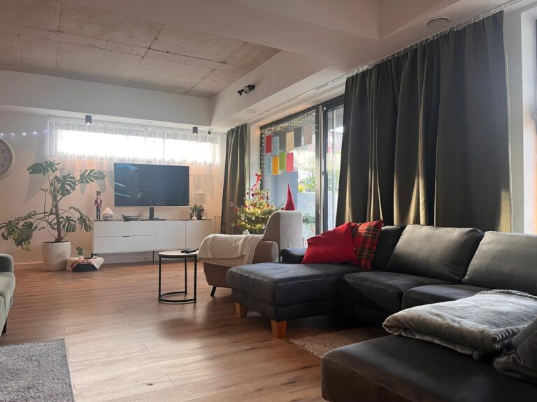 Przytulny pokój dzienny z dużą kanapą – Seniorlandia dom opieki komfortowe wnętrza