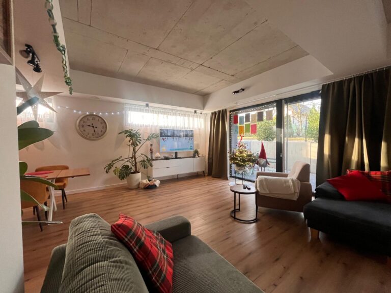 Nowoczesny salon z telewizorem i wygodnymi fotelami – Seniorlandia dom opieki strefa rozrywki