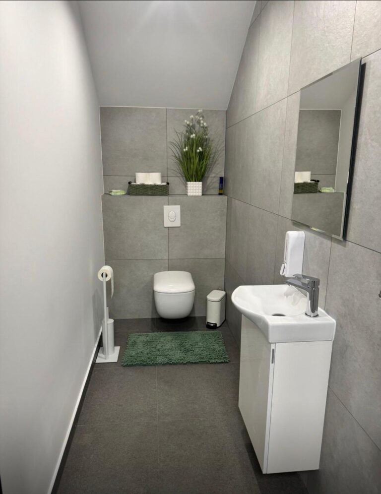 Nowoczesna łazienka dostosowana dla seniorów – Seniorlandia dom opieki bezpieczne sanitariaty