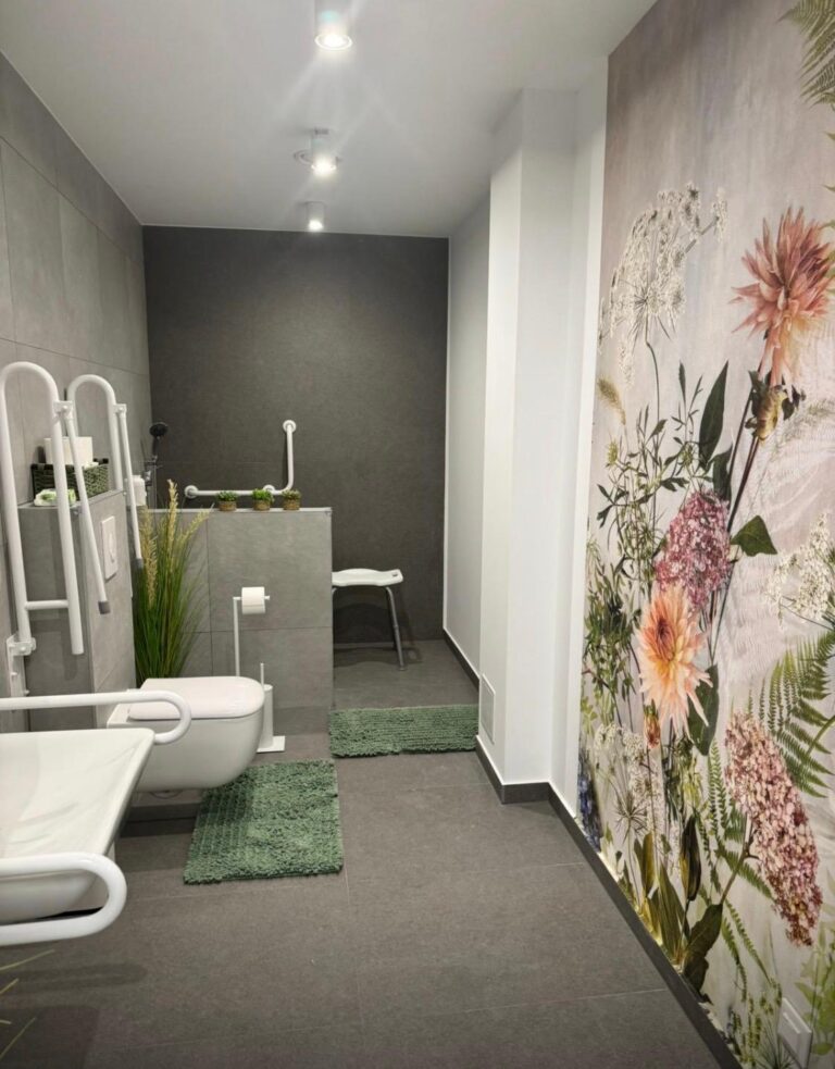 Łazienka z prysznicem z udogodnieniami dla osób starszych – Seniorlandia dom opieki